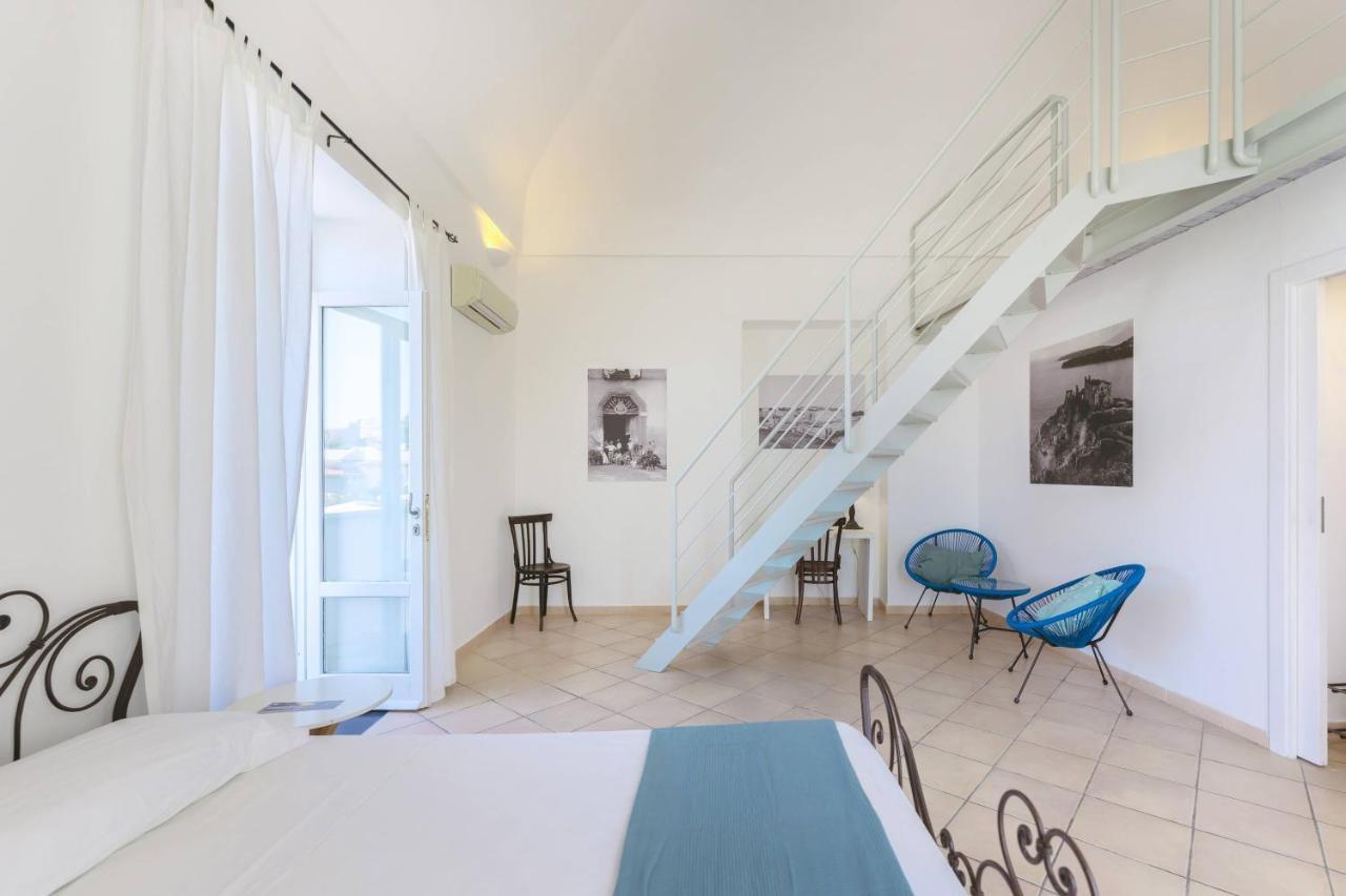 Palazzo Attila - Gioia Apartments Прочида Екстериор снимка